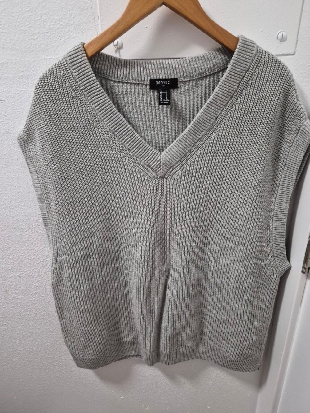 Forever 21 Men Size L Gray Knit V Neck Ribbed Sweater Vest